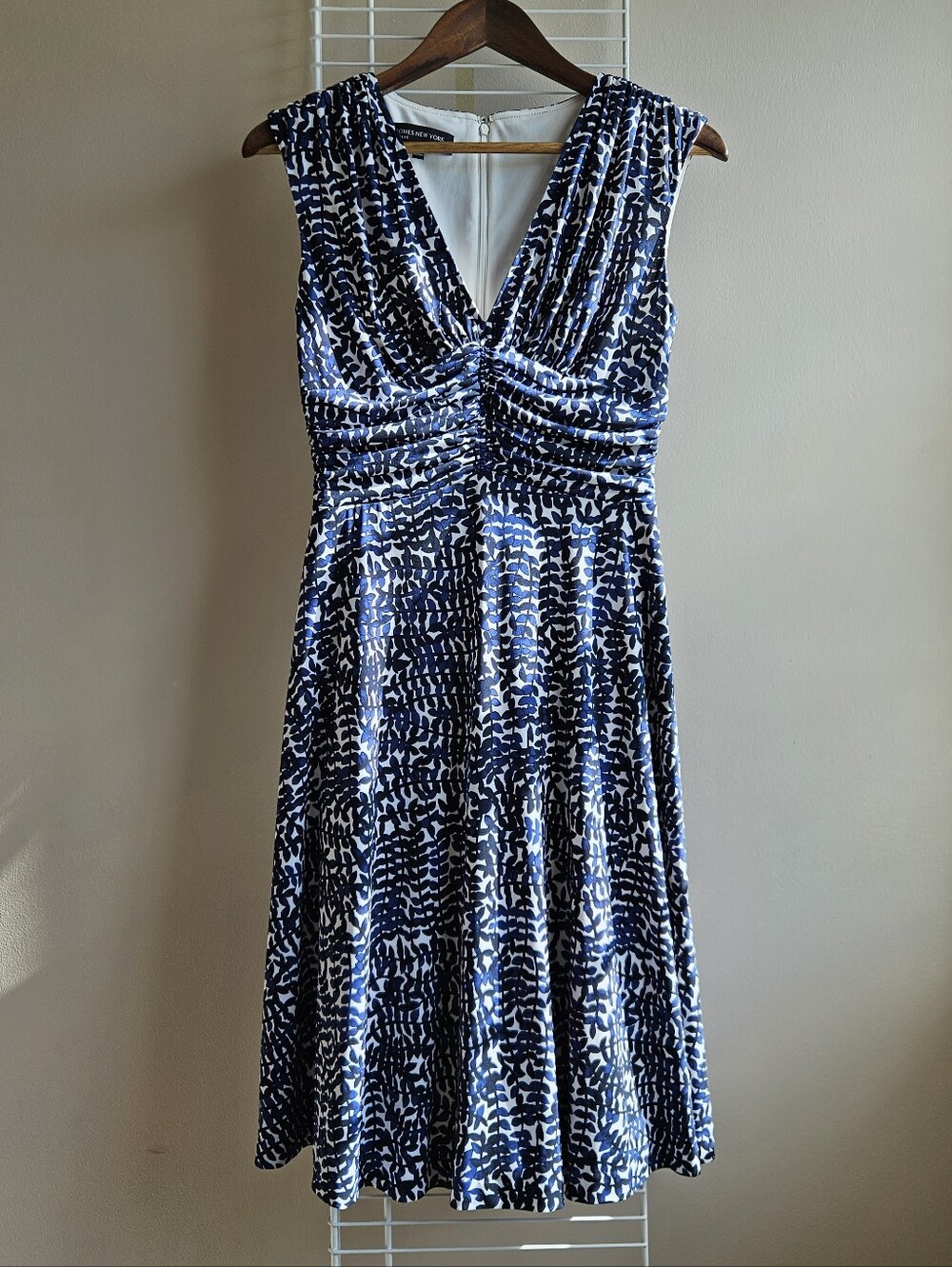 Jones New York Blue and White Sleeveless V-Neck Ruched Waist Below Knee Dress